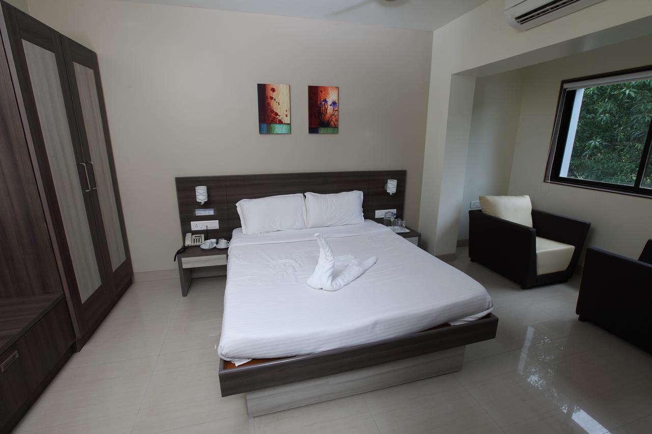 Motel Visava Mahad Bagian luar foto