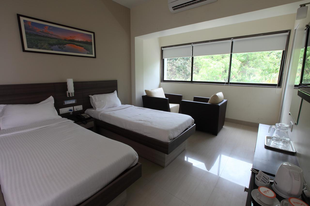 Motel Visava Mahad Bagian luar foto